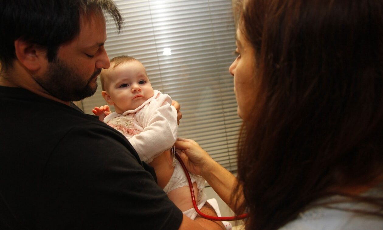 Ιλαρά: Να εμβολιάζουν γονείς και παιδιά προτείνουν οι παιδίατροι