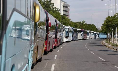 Στους δρόμους οι ιδιοκτήτες τουριστικών λεωφορείων - Διαμαρτύρονται για τα τέλη κυκλοφορίας