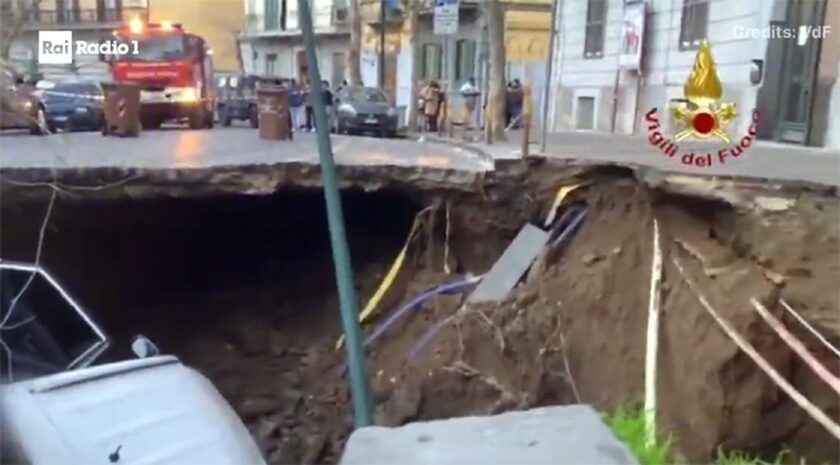 Νάπολη: Άνοιξε ο δρόμος και «κατάπιε» αυτοκίνητα εν κινήσει - Απίστευτες εικόνες