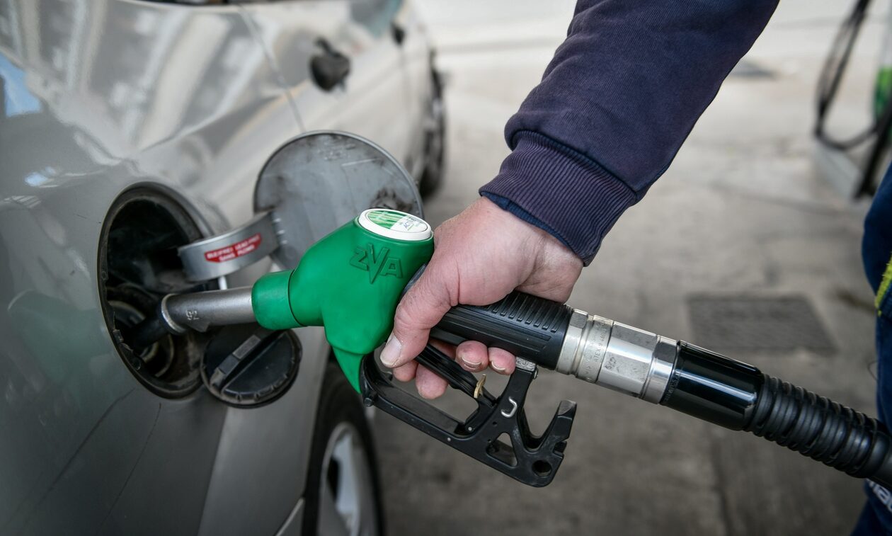 «Καίει» η τιμή της βενζίνης - Ξεπέρασε τα 2 ευρώ σε Κυκλάδες και Δωδεκάνησα