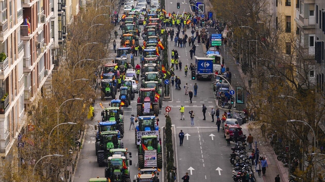 Ισπανία: «Ο αγροτικός κόσμος πεθαίνει» - Χιλιάδες αγρότες με τρακτέρ στο κέντρο της Μαδρίτης
