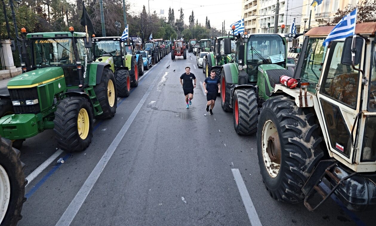 Αγρότες: Τα τρακτέρ έφυγαν από την Αθήνα με προορισμό τα μπλόκα – Αντίστροφη μέτρηση για αποφάσεις