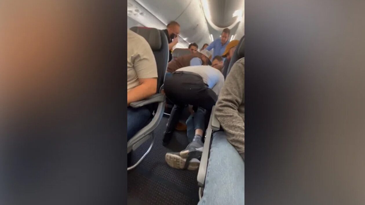 ΗΠΑ: Επιχείρησε να ανοίξει την πόρτα αεροσκάφους την ώρα της πτήσης - Oι συνεπιβάτες του τον έδεσαν