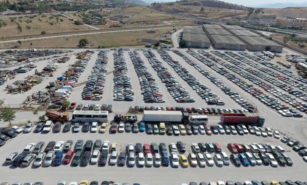 Αυτοκίνητα και δίκυκλα από 100 ευρώ: Ανοιχτή η αποθήκη με τα 133 οχήματα - Δείτε τους πίνακες