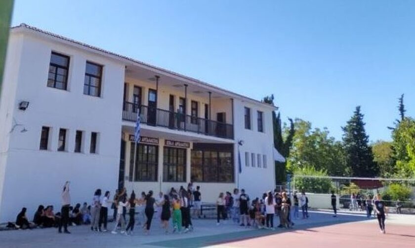 Χαμός σε σχολείο της Αργαλαστής: Μαθητής έβαλε την αλβανική σημαία στα κάγκελα
