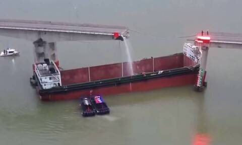 Κίνα: Σοκαριστικό δυστύχημα με δύο νεκρούς - Πλοίο έκοψε γέφυρα στα δύο