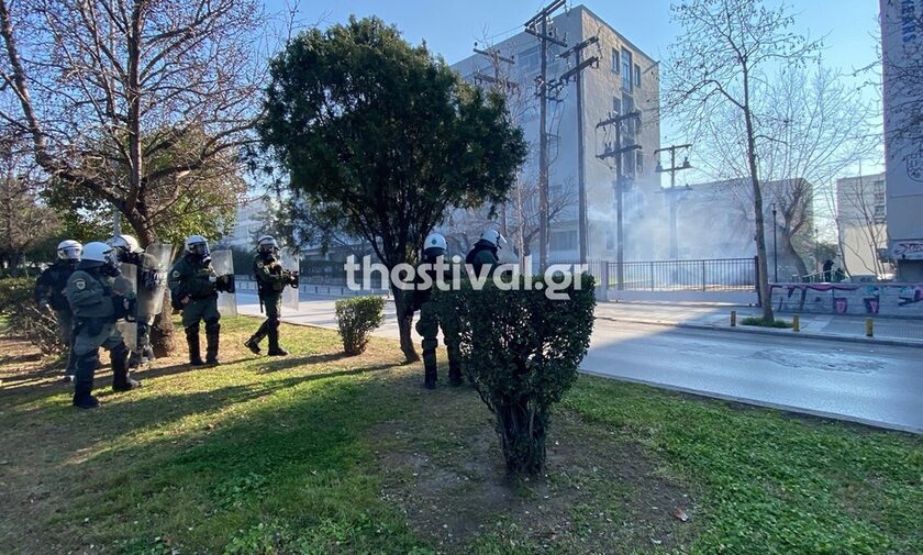 Θεσσαλονίκη: Πετροπόλεμος και χημικά έξω από το ΑΠΘ