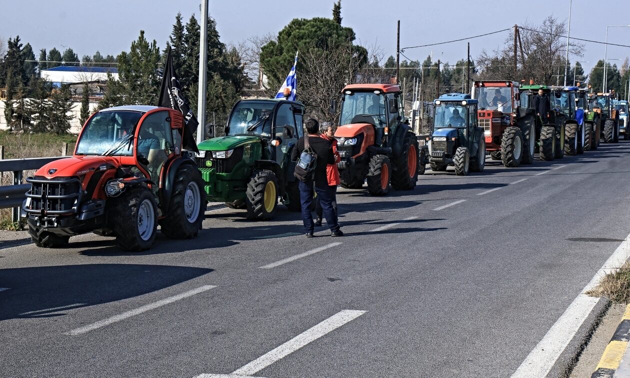 Λάρισα: Οι αγρότες παραμένουν στο μπλόκο του Πλατυκάμπου – «Ενισχύουμε τον αγώνα μας»