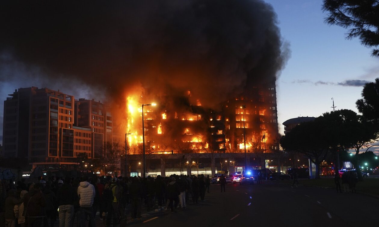Κόλαση φωτιάς στη Βαλένθια: 4 νεκροί και 14 τραυματίες από την πυρκαγιά σε συγκρότημα κατοικιών