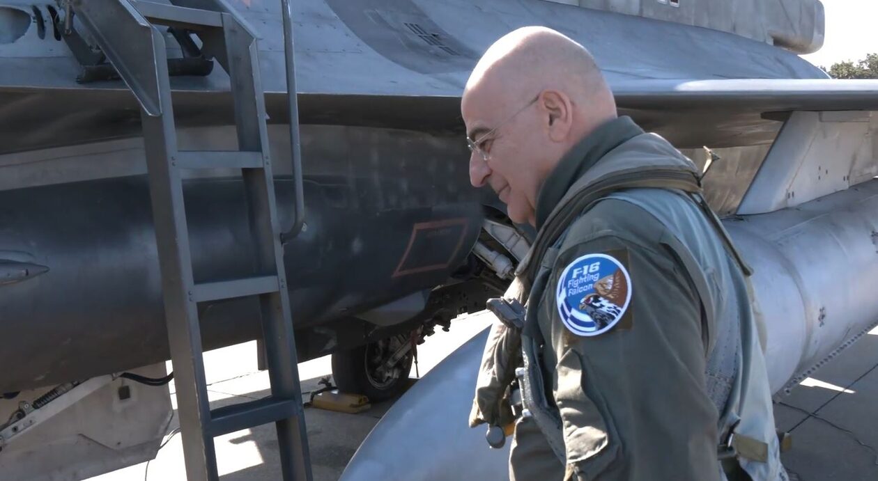 Ο Νίκος Δένδιας πέταξε με F-16 Viper - «Η Πολεμική μας Αεροπορία αποτρέπει τον αναθεωρητισμό» (vid)