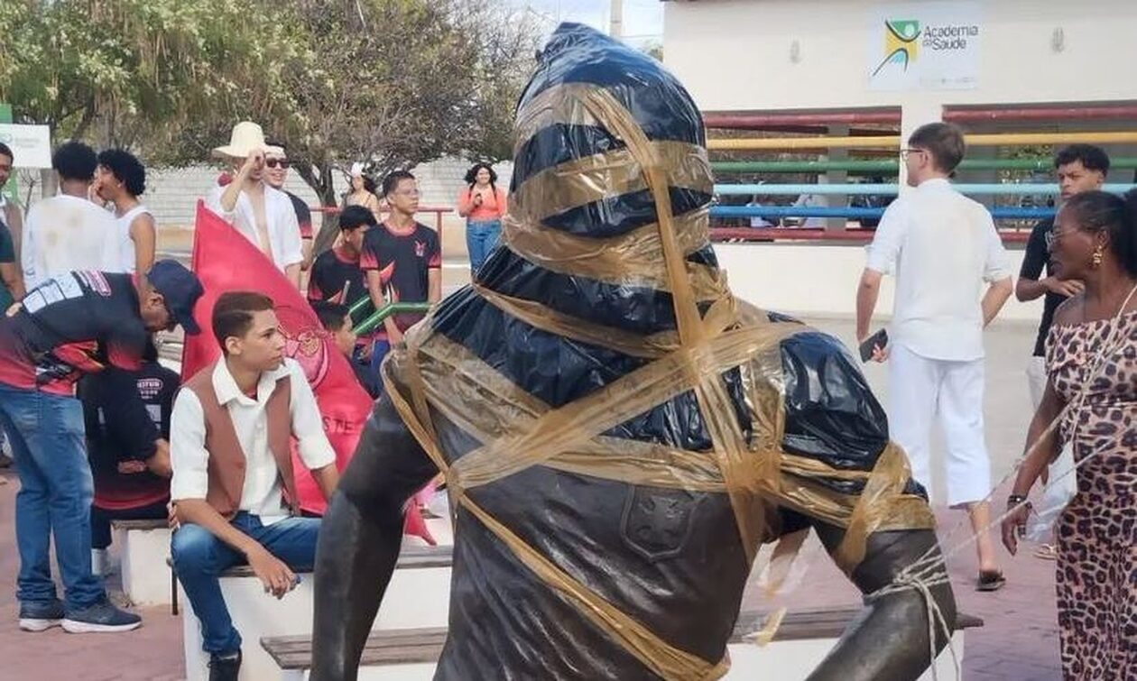 Ντάνι Άλβες: Βανδάλισαν το άγαλμα του μετά την καταδίκη για βιασμό