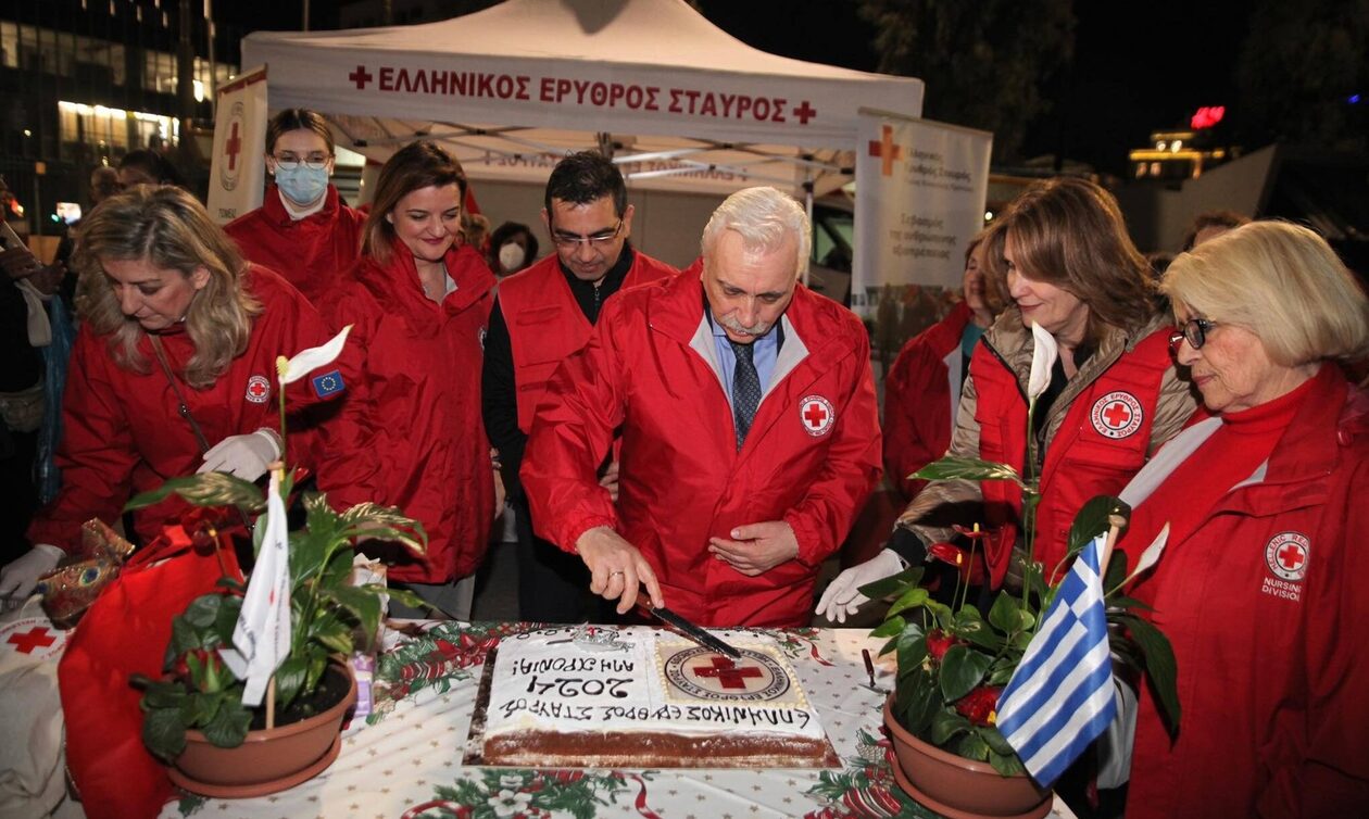 ΕΕΣ: Έκοψε την Πρωτοχρονιάτικη Πίτα στο λιμάνι του Πειραιά και μοίρασε τρόφιμα στους αστέγους