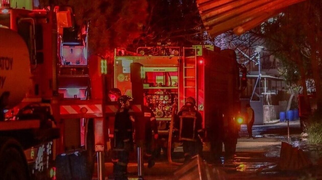 Φωτιά σε εγκαταλελειμμένο κτίριο στο κέντρο της Αθήνας – Σε συναγερμό η Πυροσβεστική