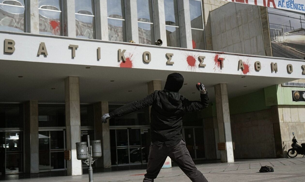 Θεσσαλονίκη: Πέταξαν κόκκινες μπογιές στον ΟΣΕ για τον έναν χρόνο από την δυστύχημα στα Τέμπη