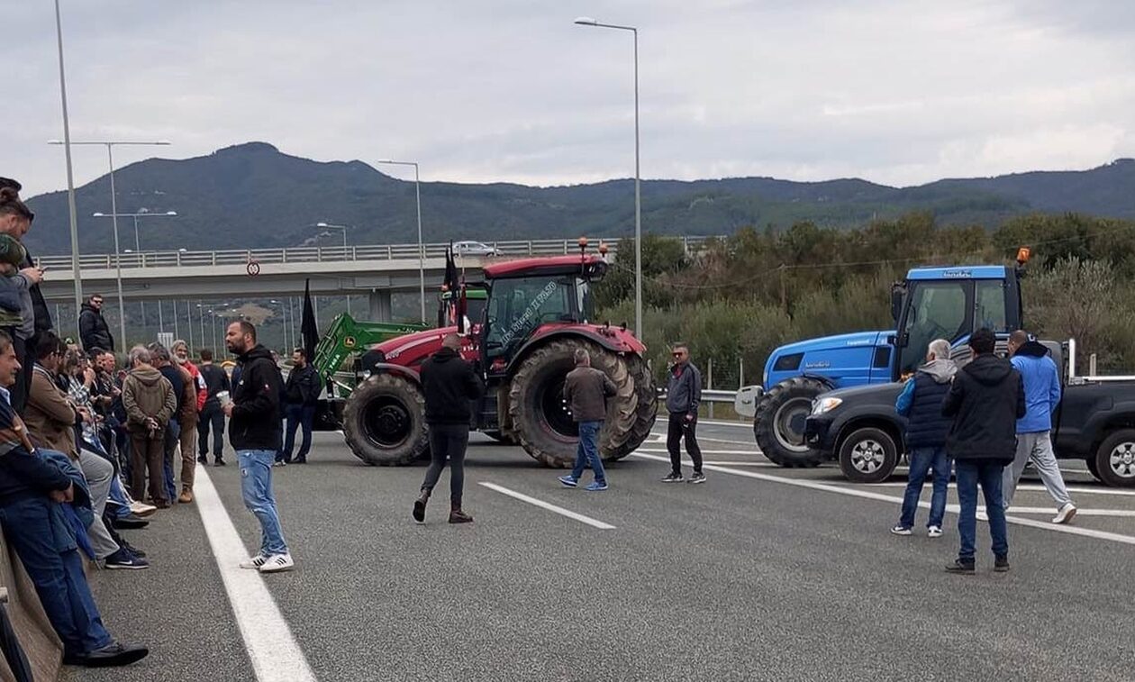 Αιτωλοακαρνανία: Οι αγρότες απέκλεισαν με τρακτέρ την Ιόνια Οδό-Συγκέντρωση στο Μεσολόγγι τη Δευτέρα
