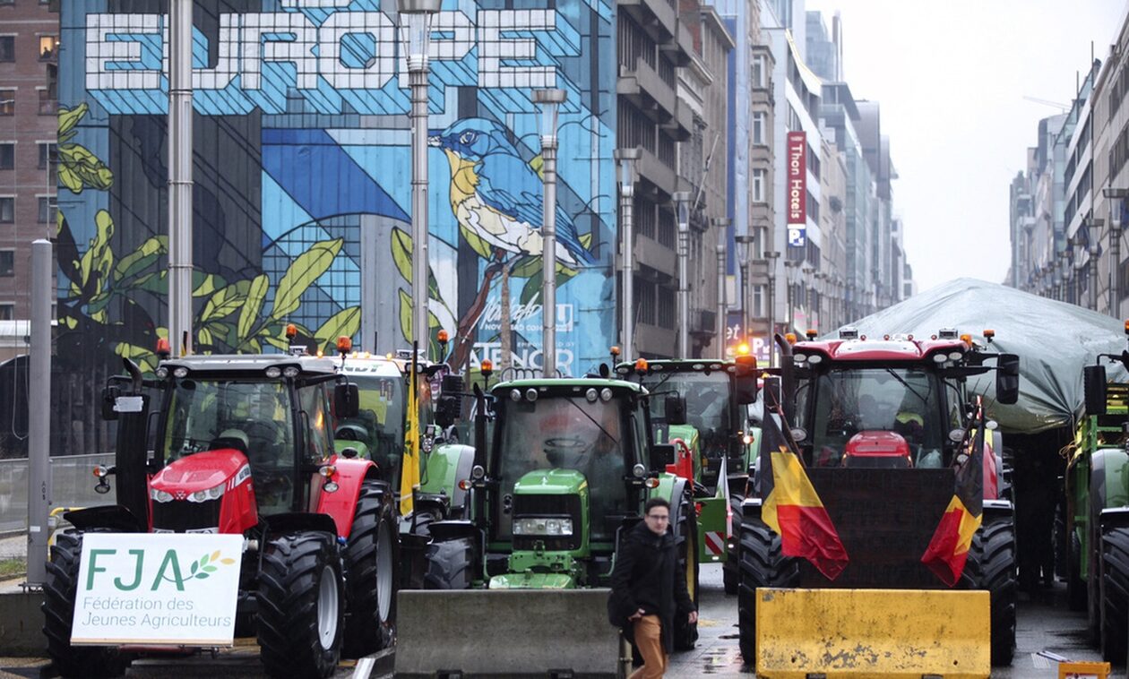 ΕΕ: Οι αγρότες επιστρέφουν με τα τρακτέρ τους στις Βρυξέλλες