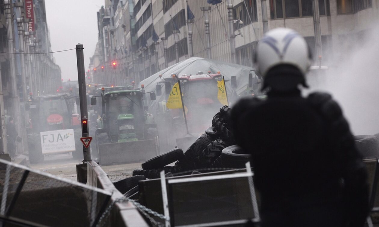 Χάος με τους αγρότες στις Βρυξέλλες: Καίνε λάστιχα, πέταξαν κοπριές