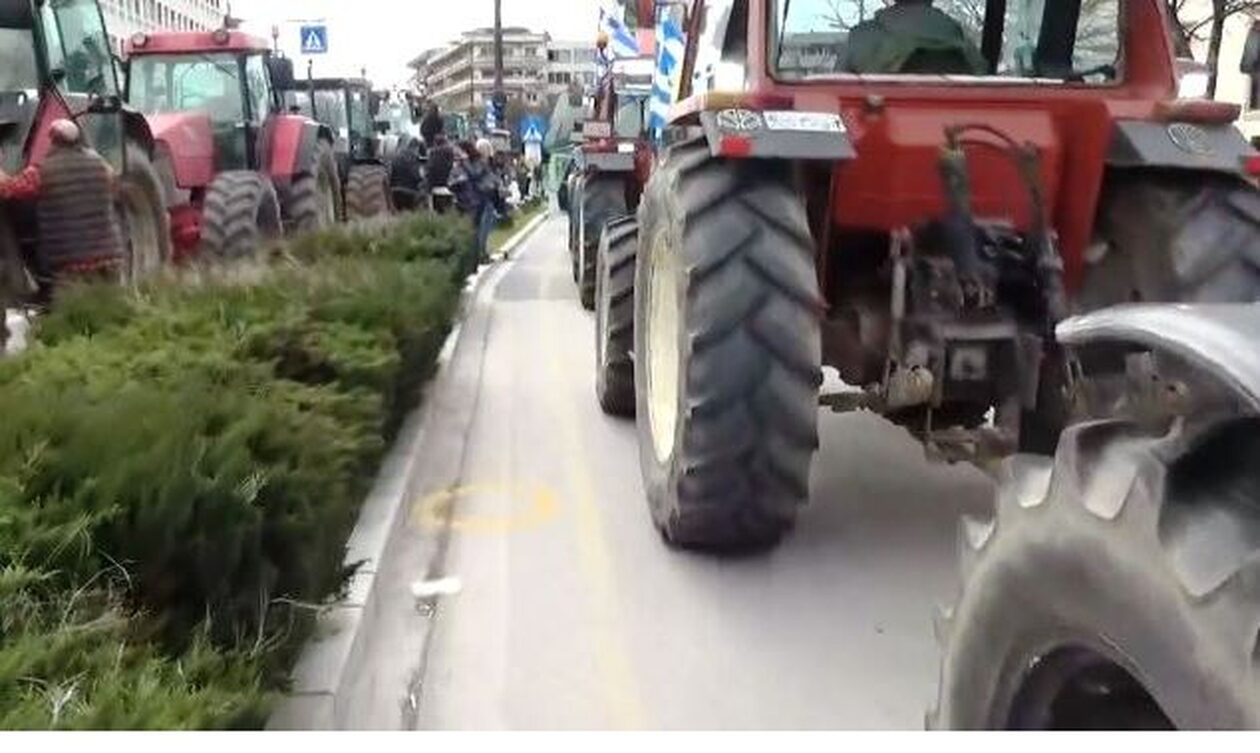 Αγρότες διαδηλώνουν με τα τρακτέρ τους μέσα σε Ιωάννινα και Μεσολόγγι