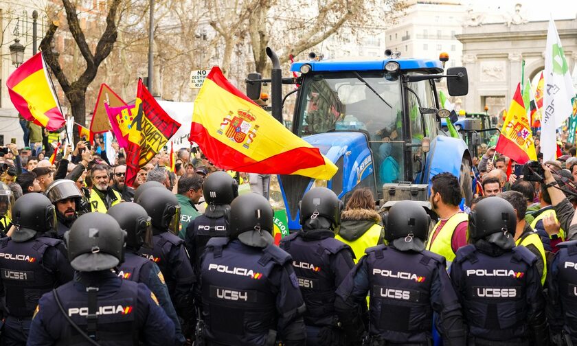 Ισπανία: Χιλιάδες αγρότες με τα τρακτέρ τους στους δρόμους της Μαδρίτης