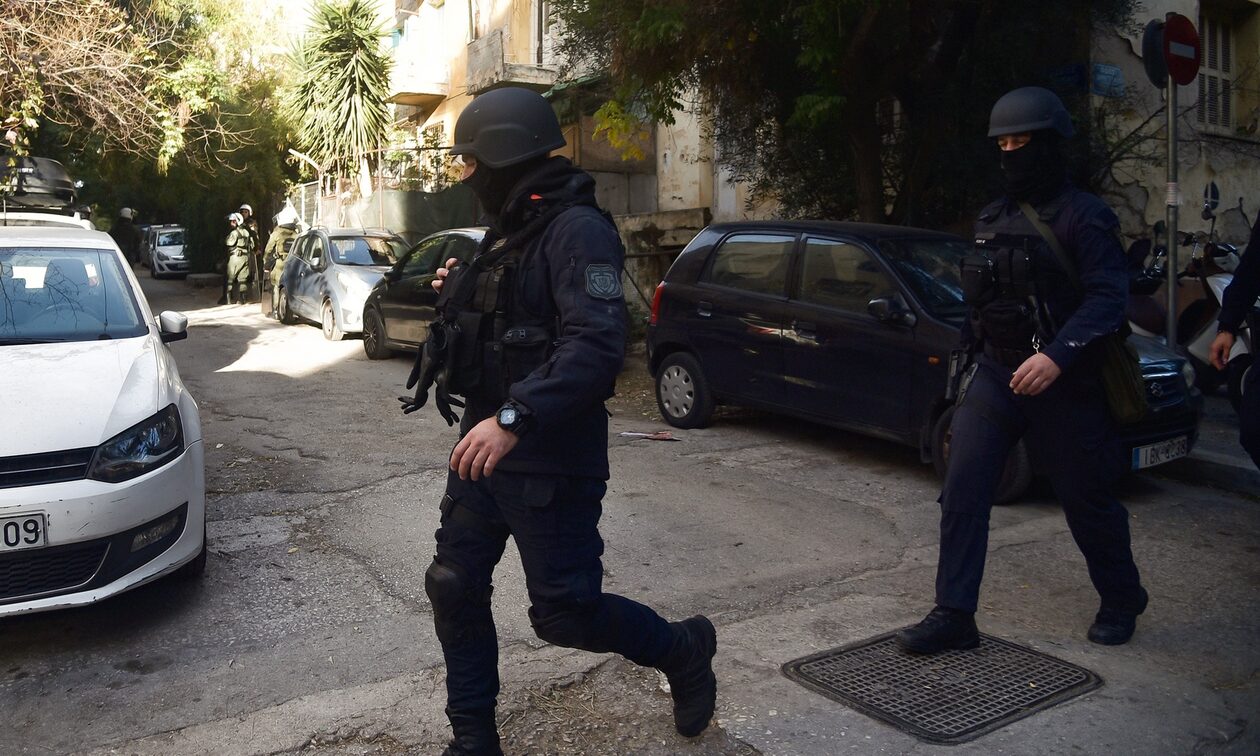 Επιχείρηση της Αντιτρομοκρατικής σε Αθήνα, φυλακές: Έρευνες για βόμβες και επιθέσεις σε δικαστικούς