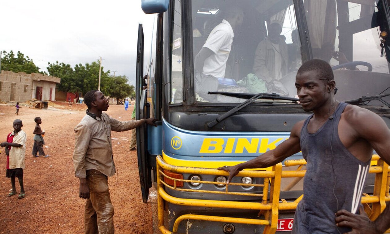 Τραγωδία στο Μάλι: Λεωφορείο έπεσε από γέφυρα – Δεκάδες νεκροί