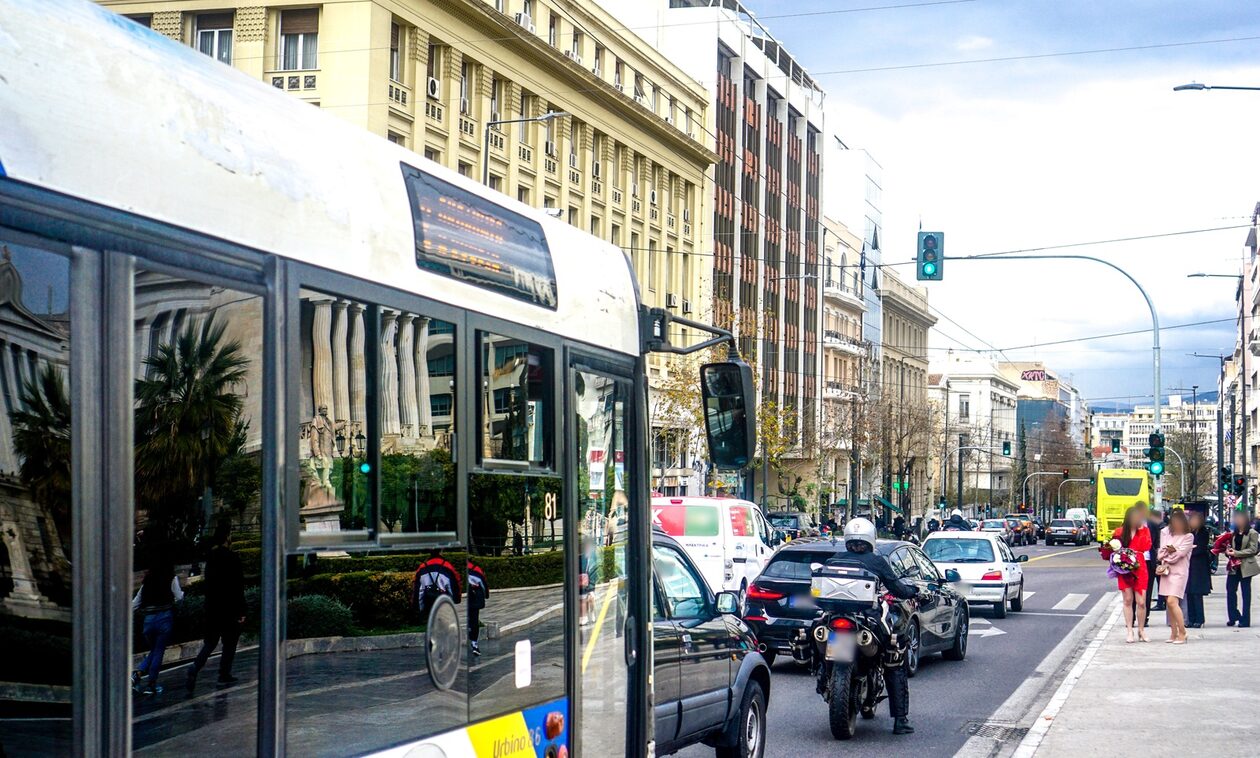 Κίνηση στους δρόμους: Σύγκρουση οχημάτων στον Κηφισό - Καθυστερήσεις στο κέντρο της Αθήνας