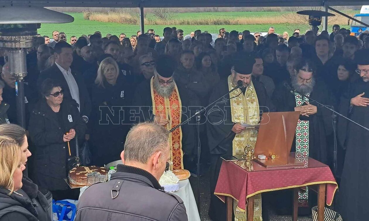 Τέμπη: «Αθάνατοι» φώναξαν οι συγγενείς των θυμάτων - Λύγισε ο ιερέας στο μνημόσυνο