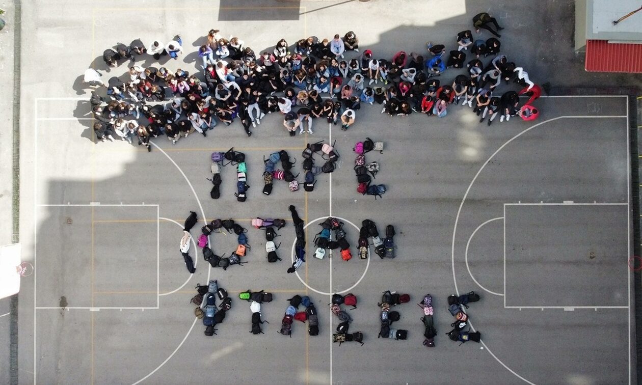 Θεσσαλονίκη: «Πάρε με ότ(αν) φτάσεις» – Το συγκινητικό μήνυμα μαθητών για την τραγωδία στα Τέμπη