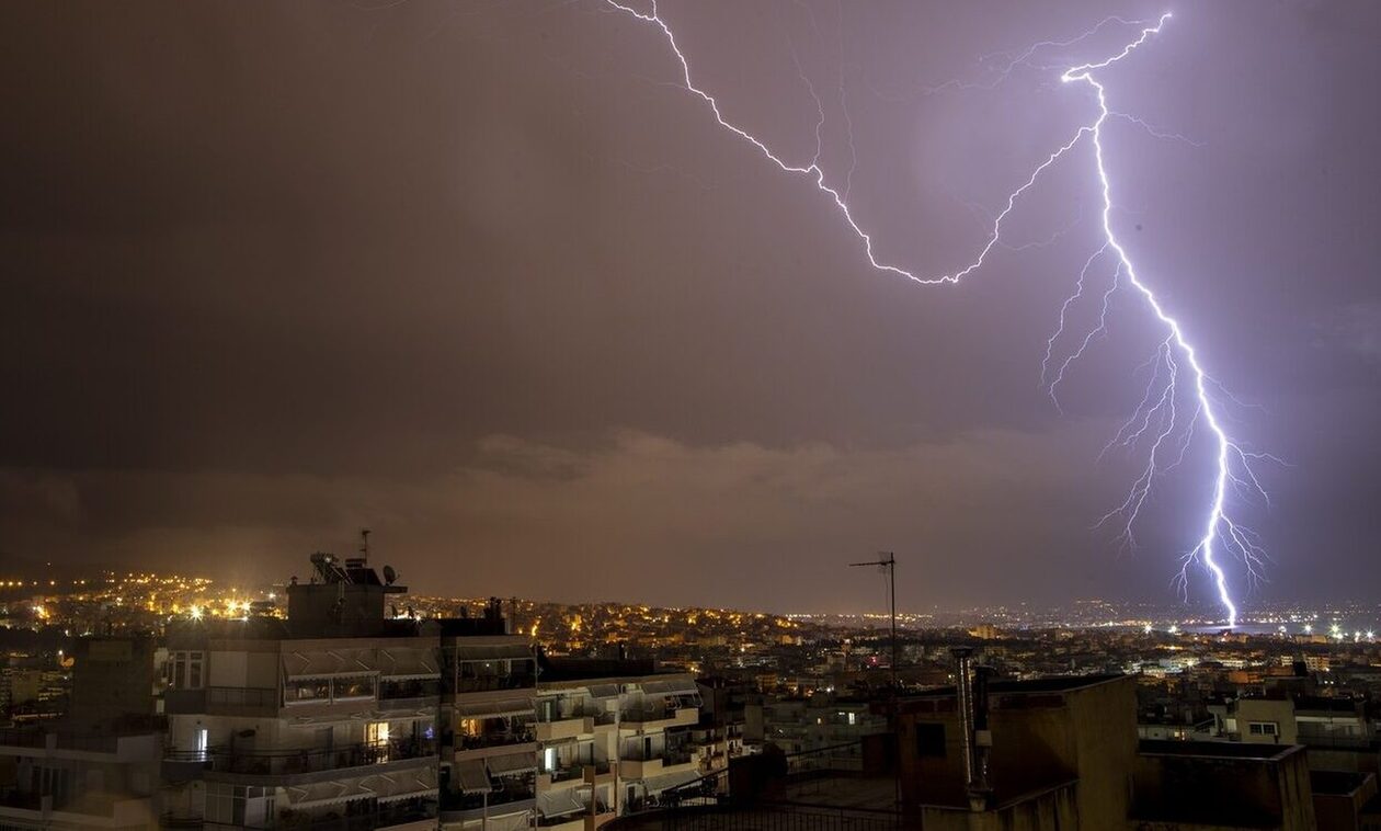 Κακοκαιρία Δωροθέα: Καταιγίδα τώρα στην Αθήνα