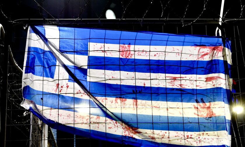 Τέμπη: Σπαραγμός από την ματωμένη ελληνική σημαία