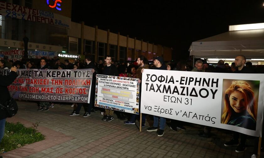 Θεσσαλονίκη: Συγκέντρωση μνήμης στο Νέο Σιδηροδρομικό Σταθμό για τα θύματα της τραγωδίας στα Τέμπη