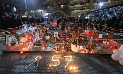 Λάρισα: Άναψαν κεριά στη μνήμη των 57 νεκρών της τραγωδίας των Τεμπών