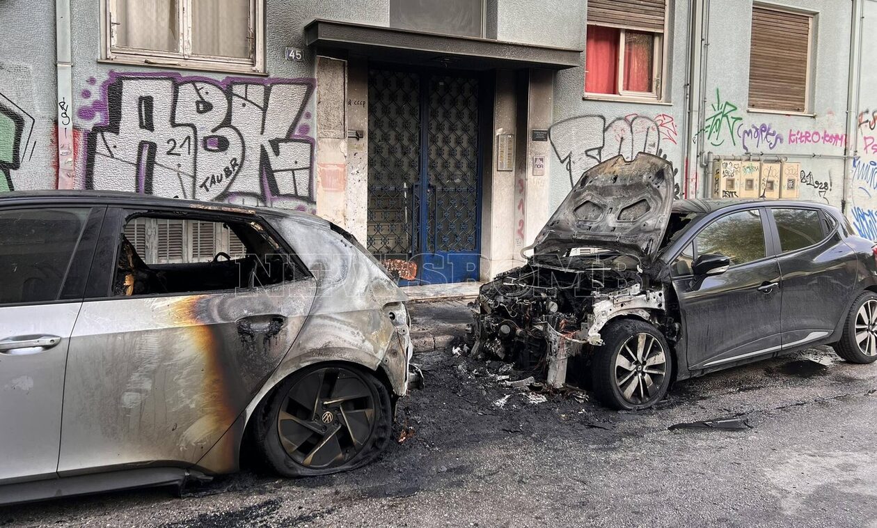 Εξάρχεια: Φωτιά σε οχήματα στην οδό Ζαΐμη – Πληροφορίες για έκρηξη σε σταθμευμένο αυτοκίνητο