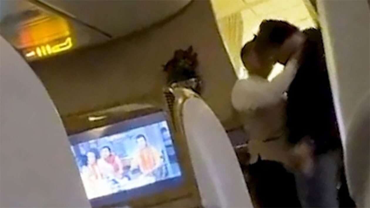 Ντουμπάι: Μεθυσμένος επιβάτης έριξε κουτουλιά σε αεροσυνοδό - Συνελήφθη μετά την προσγείωση