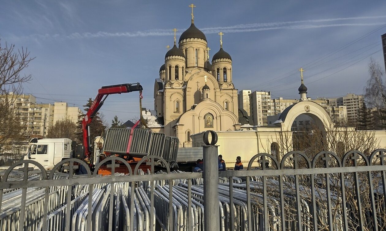 Ναβάλνι: «Φρούριο» η Μόσχα για την κηδεία -Δυσκολεύονται να βρουν μέχρι και νεκροφόρα οι οικείοι του