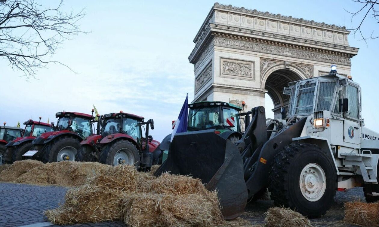 Γαλλία: Με άχυρα και τρακτέρ μπλόκαραν την Αψίδα του Θριάμβου οι αγρότες - Νέες κινητοποιήσεις