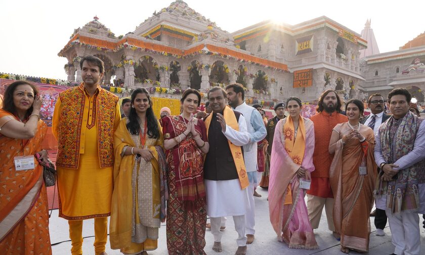 Η οικογένεια Αμπάνι στα εγκαίνια ινδουιστικού ναού