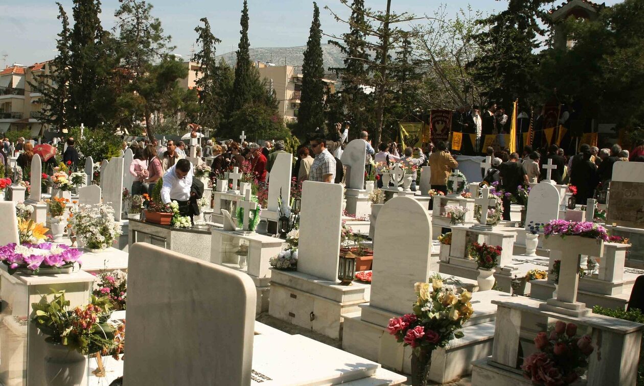 Λάρισα - Τρομακτικό θέαμα σε κοιμητήριο: Δεν έχουν «λιώσει» τα πτώματα όσων πέθαναν από κορονοϊό