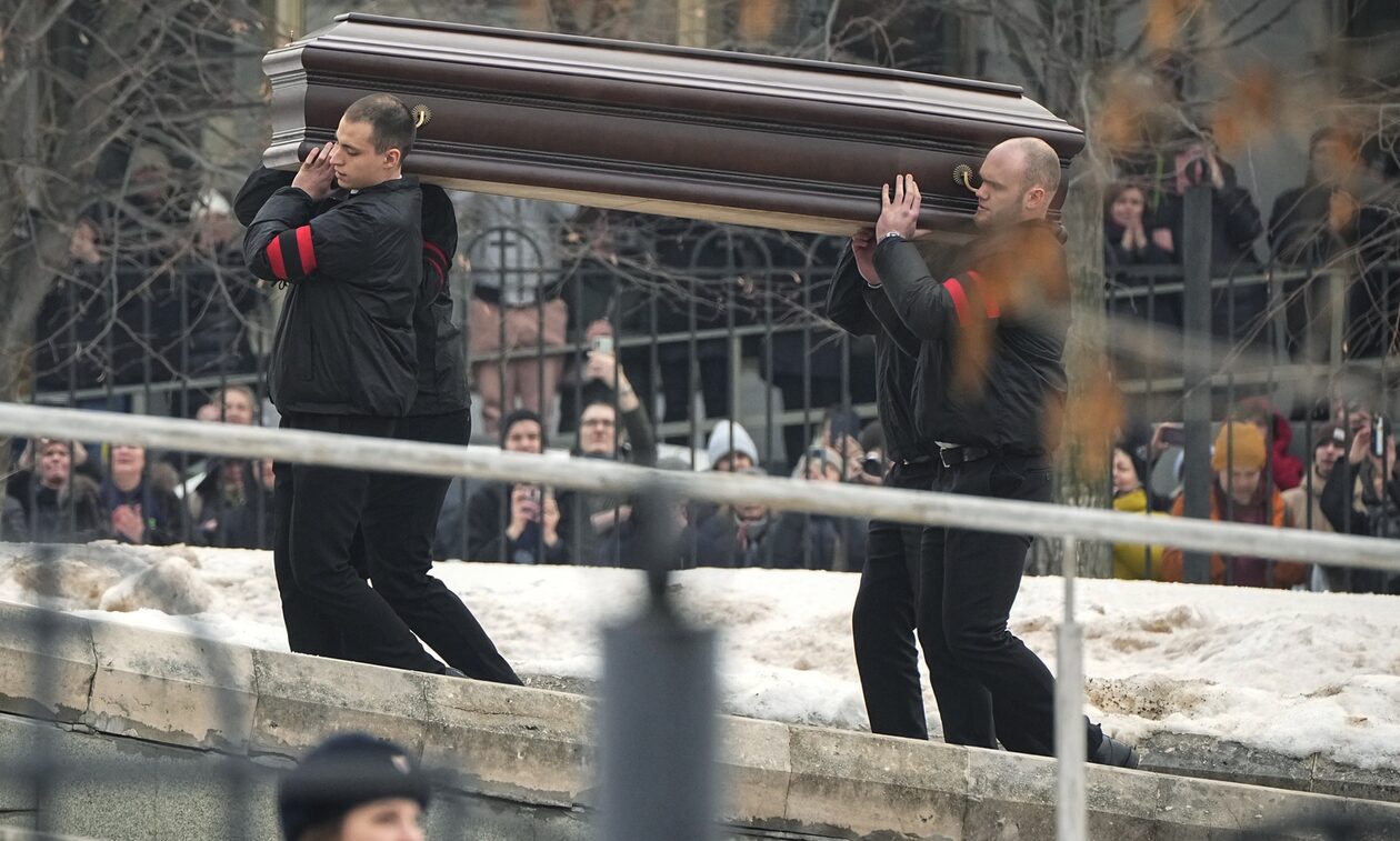 Ναβάλνι: Κυκλοφόρησε φωτογραφία από το ανοιχτό φέρετρο - Παρόντες μόνο οι γονείς του στην κηδεία