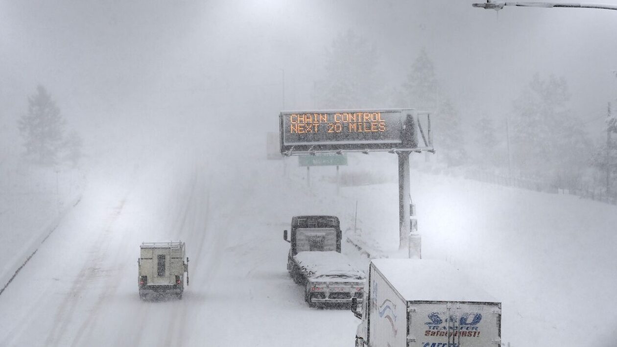 «Παρέλυσε» η Καλιφόρνια από τη σφοδρή χιονοθύελλα - Οι άνεμοι ξεπερνούν τα 300 χλμ/ώρα