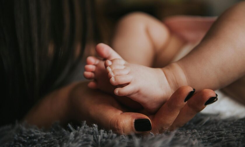 Επίδομα γέννησης: Αύξηση με αναδρομική ισχύ – Οι δικαιούχοι και οι πληρωμές