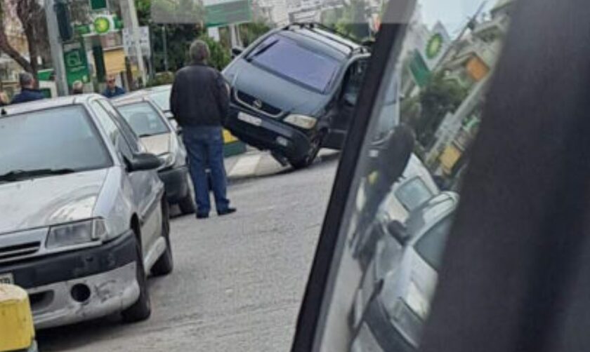 Τροχαίο στη Βεΐκου: Αυτοκίνητο βρέθηκε πάνω σε παρκαρισμένα οχήματα