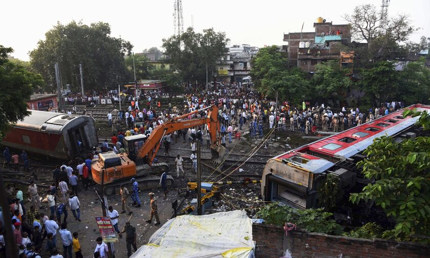 Σύγκρουση τρένων στην Ινδία: Οι μηχανοδηγοί έβλεπαν αγώνα κρίκετ - 14 νεκροί