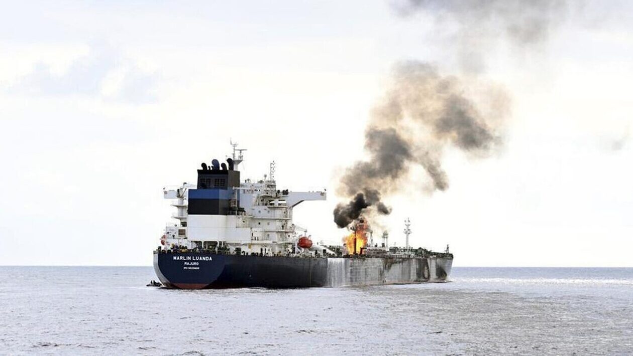 Ερυθρά Θάλασσα: Εμπορικό πλοίο χτυπήθηκε ανοικτά της Υεμένης - Αγνοούνται μέλη του πληρώματος