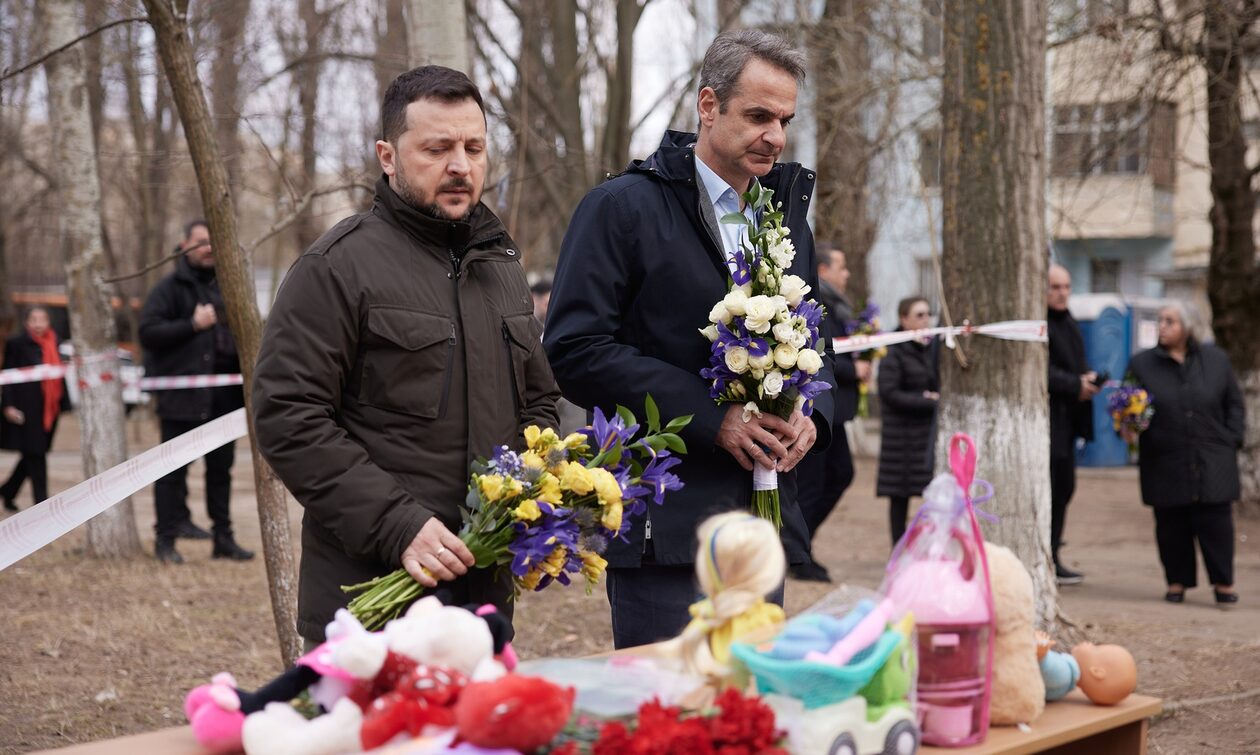 Συγκίνηση στην επίσκεψη του Κυριάκου Μητσοτάκη στην Οδησσό στο σημείο που πέθαναν 12 άμαχοι