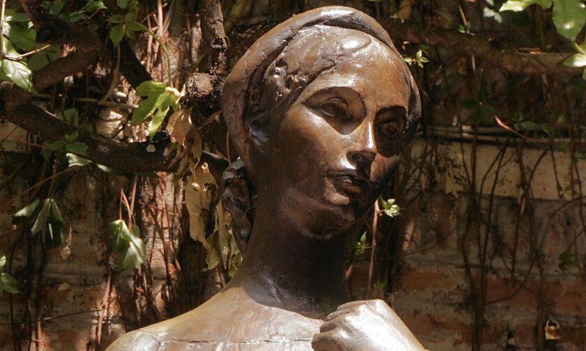 Βερόνα: Η ατυχία «κυνηγάει» την Ιουλιέτα - Τουρίστες άνοιξαν τρύπα στο άγαλμά της
