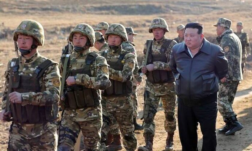 Βόρεια Κορέα: Ο Κιμ Γιονγκ Ουν επέβλεψε στρατιωτική άσκηση με βολές πυροβολικού