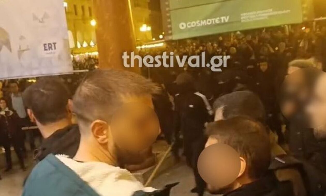 Θεσσαλονίκη: Κουκουλοφόροι χτύπησαν αστυνομικό και γιούχαραν τον Στέφανο Κασσελάκη