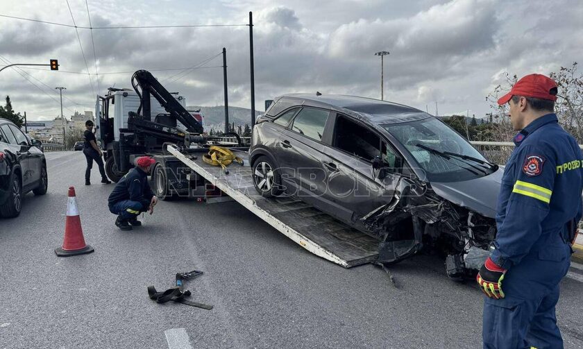 Απίστευτο τροχαίο ατύχημα: Αυτοκίνητο «τούμπαρε» στην Πέτρου Ράλλη και έριξε κολόνα