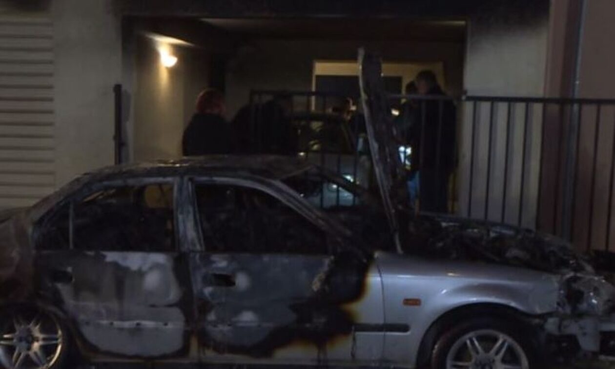 Θεσσαλονίκη: Στις φλόγες αυτοκίνητο έπειτα από έκρηξη - Κινδύνευσαν ένοικοι πολυκατοικίας